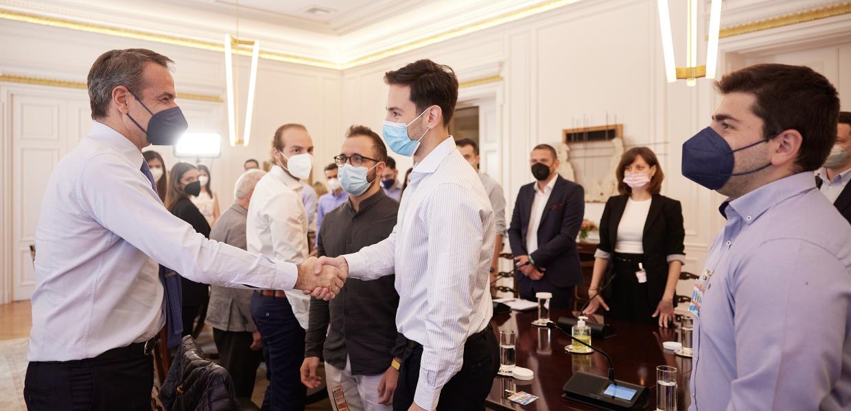 Ο Κυριάκος Μητσοτάκης με νέους στο Μέγαρο Μαξίμου