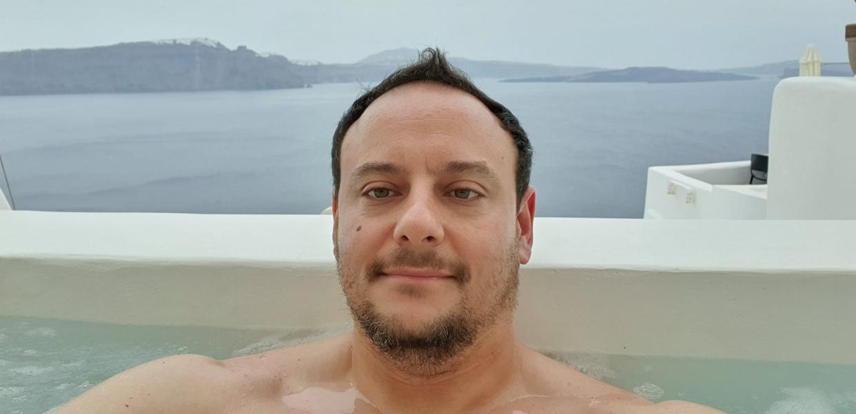 Ο Γκίκας Μαγιορκίνης σε τζακούζι