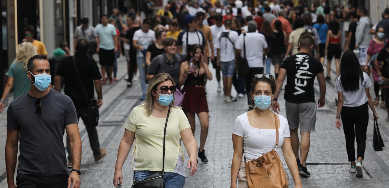 Κόσμος με μάσκα στην Αθήνα