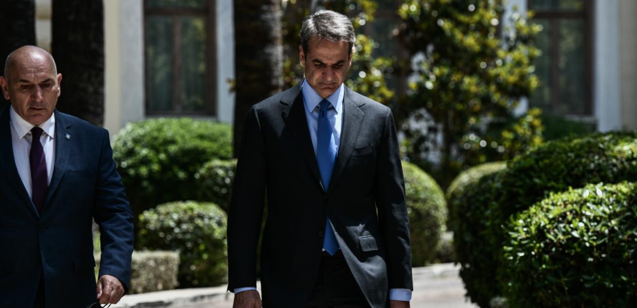 Ο Κυριάκος Μητσοτάκης έξω από το Προεδρικό Μέγαρο