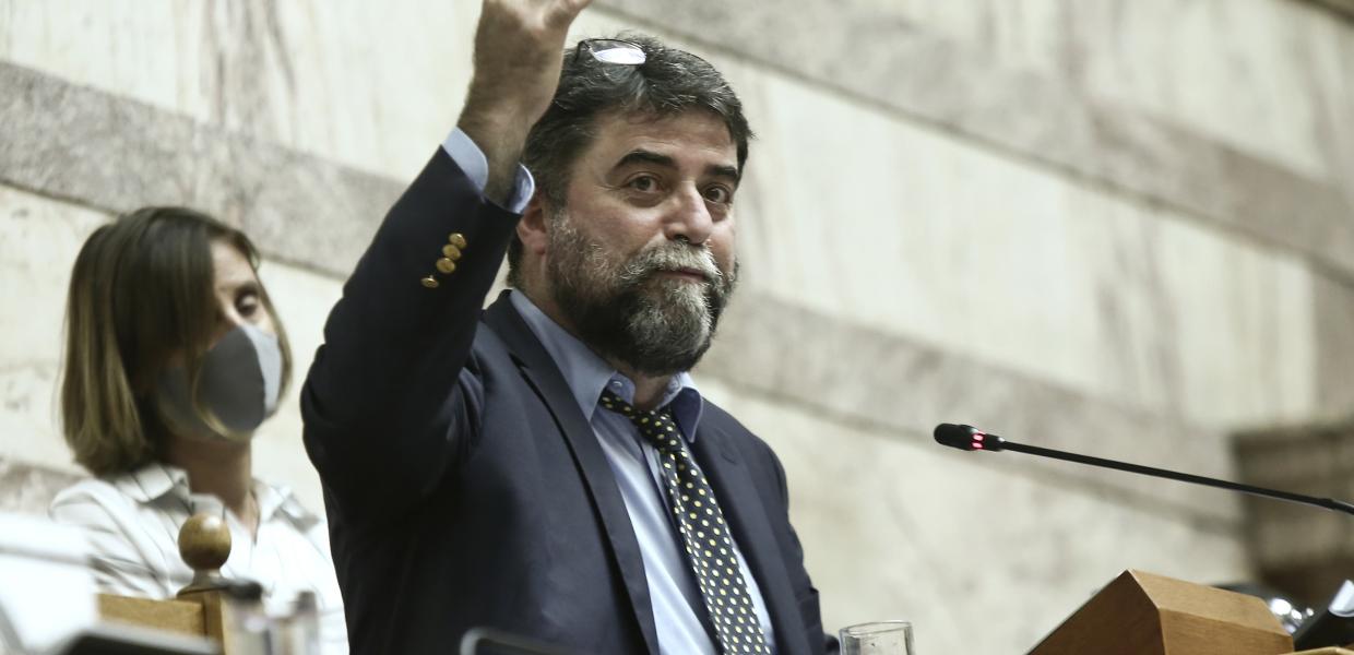 Ο Βασίλης Οικονόμου