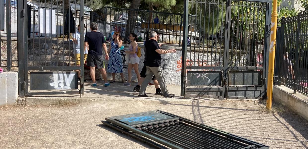 Πόρτα σε παιδική χαρά