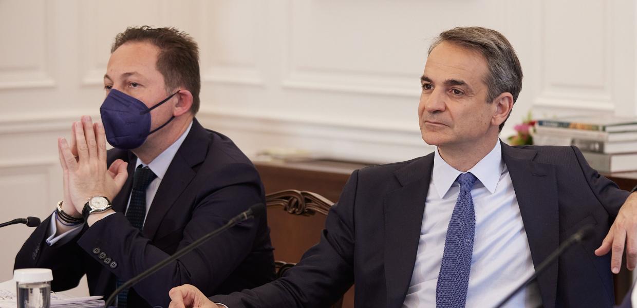 Στέλιος Πέτσας και Κυριάκος Μητσοτάκης