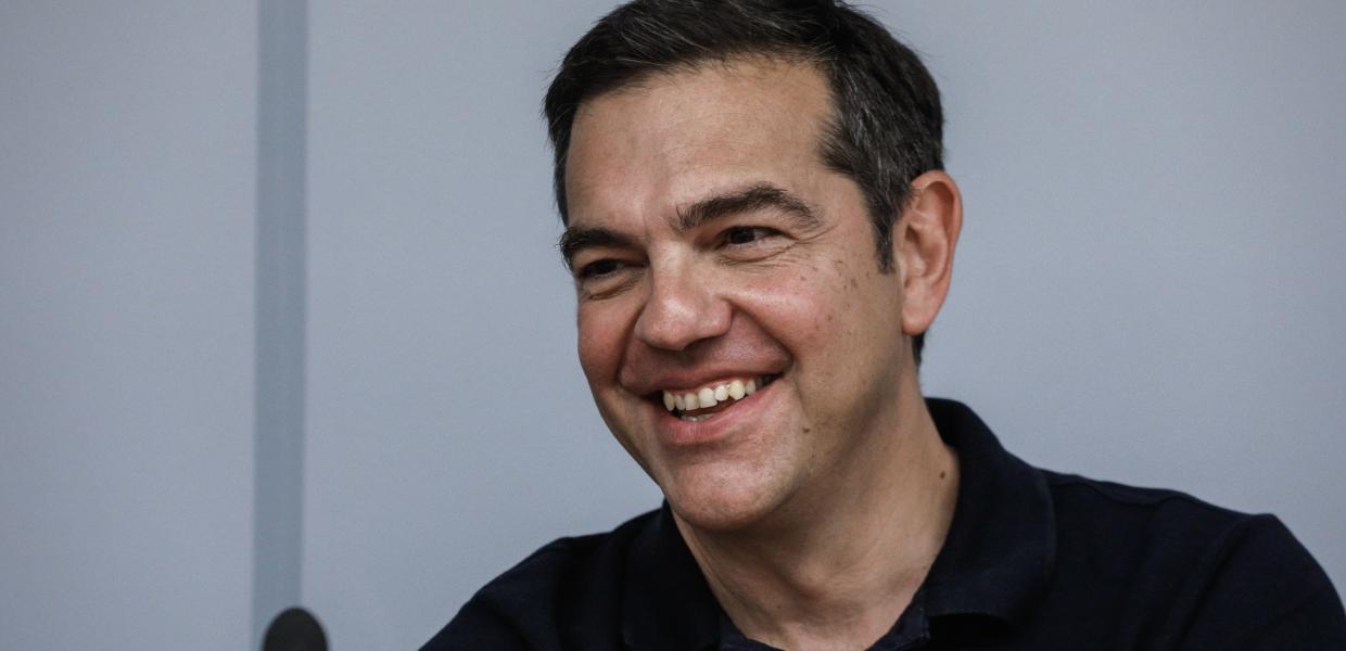 Αλέξης Τσίπρας χαμογελάει πορτρέτο χαμογελαστός