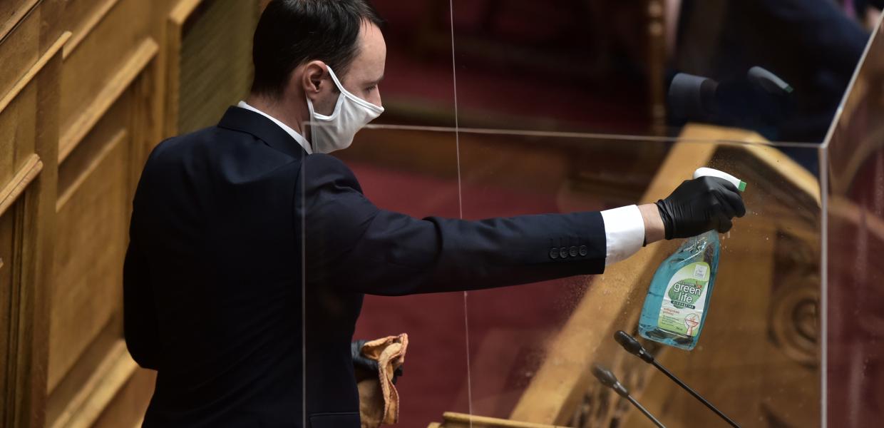 Απολύμανση στη Βουλή