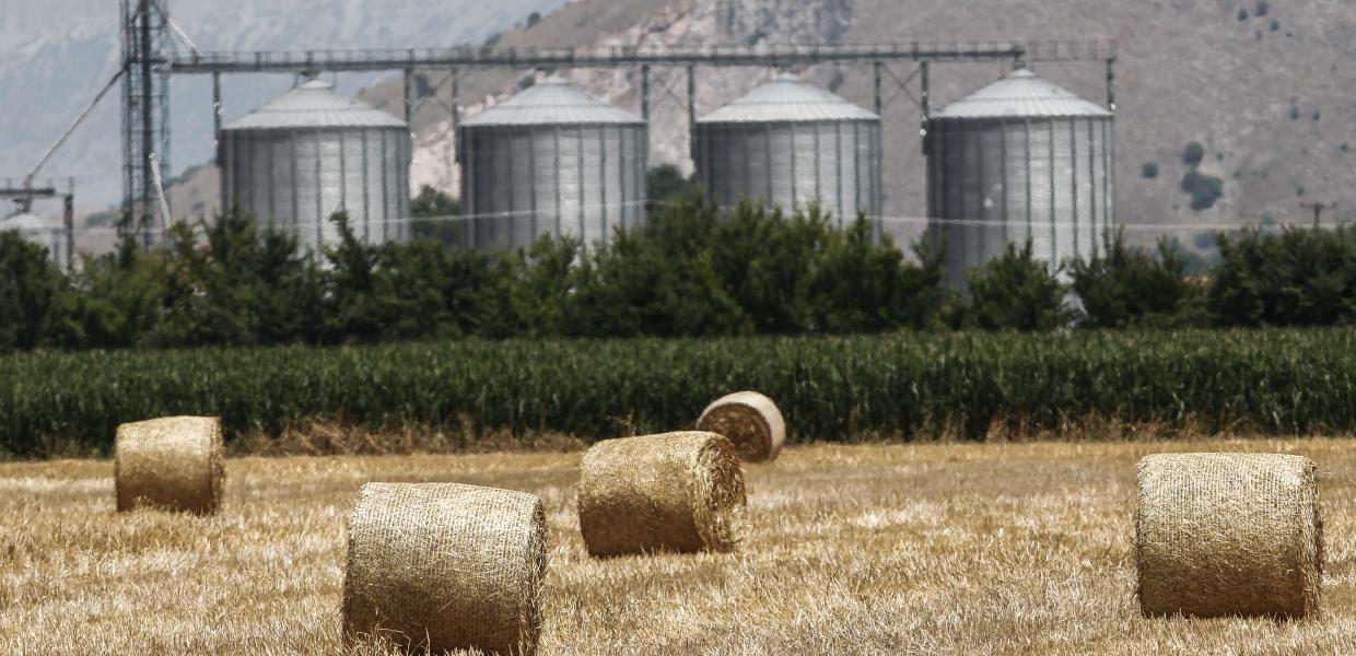 Σιλό και μπάλες από άχυρο σε χωράφι στον νομό Τρικάλων.