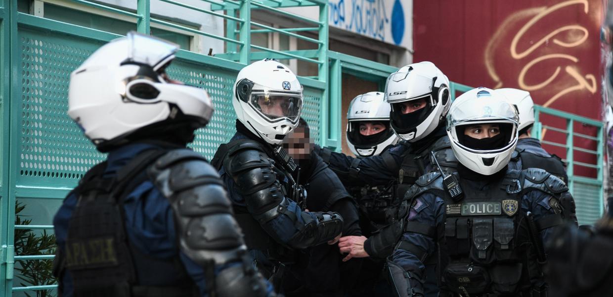 Αστυνομικοί κάνουν συλλήψεις στα Εξάρχεια