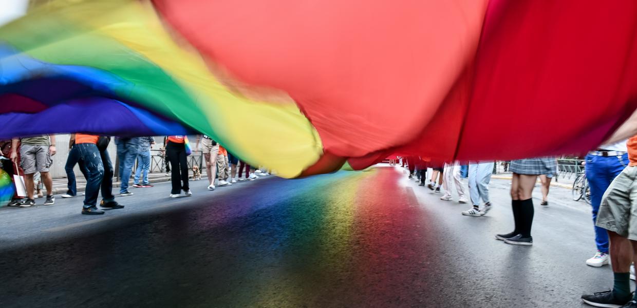 Πολύχρωμη σημαία στο Athens Pride