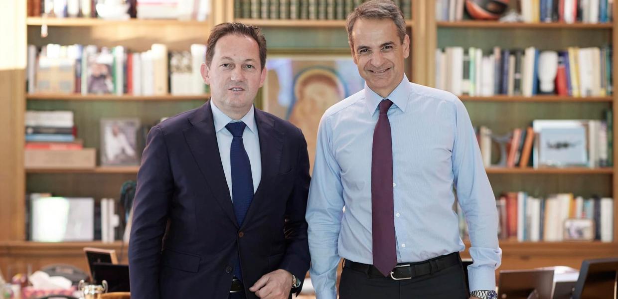 Στέλιος Πέτσας και Κυριάκος Μητσοτάκης στο Μαξίμου