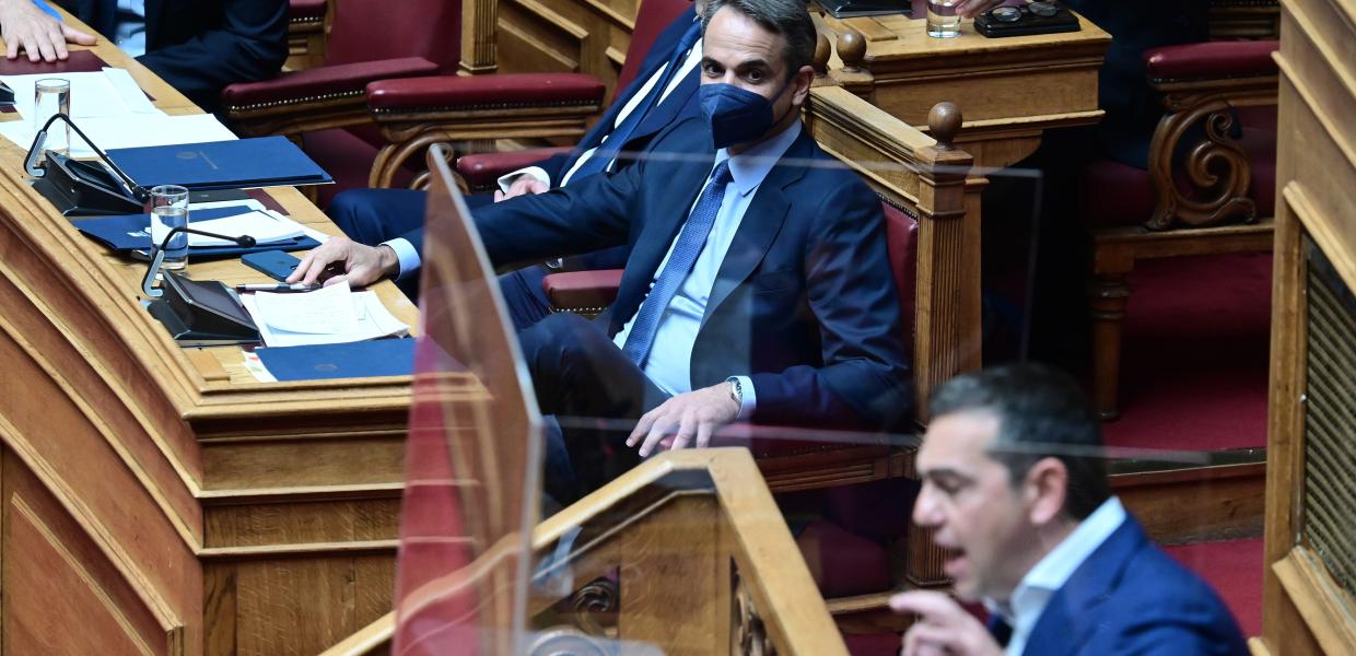 Κυριάκος Μητσοτάκης και Αλέξης Τσίπρας στη Βουλή