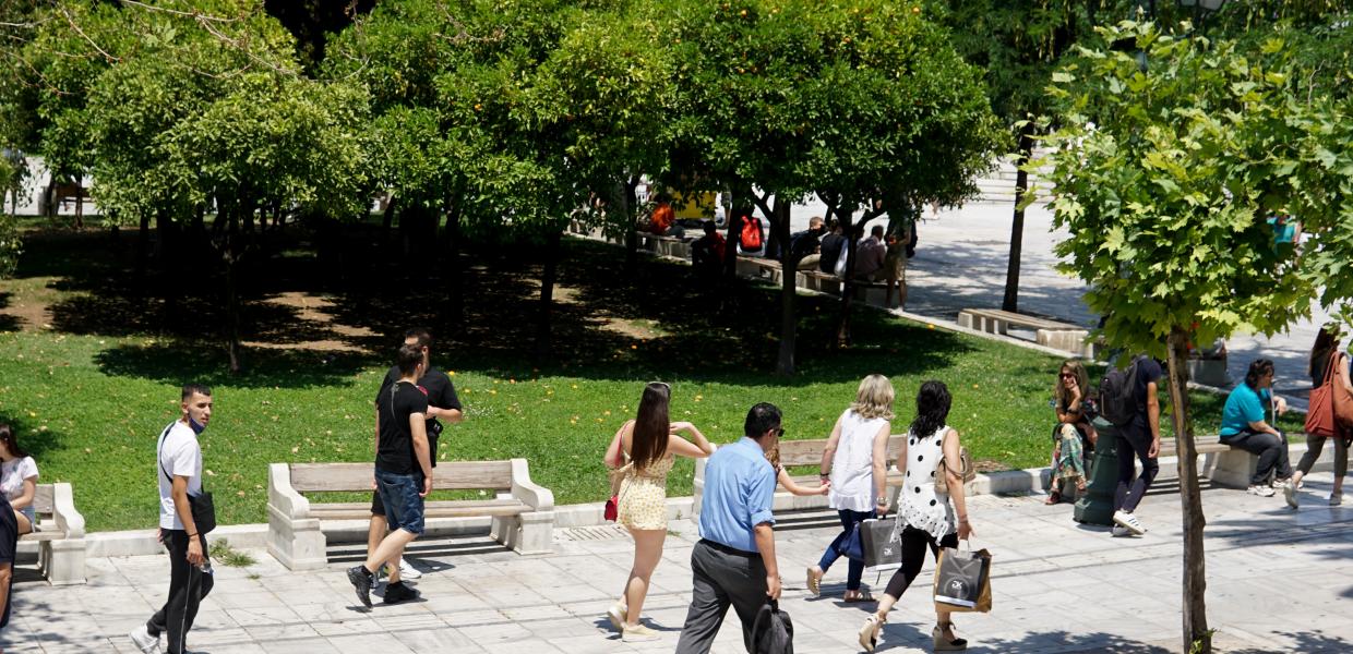 Κόσμος στην πλατεία Συντάγματος