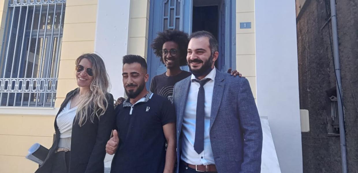 Σύρος πρόσφυγας έξω από δικαστήριο