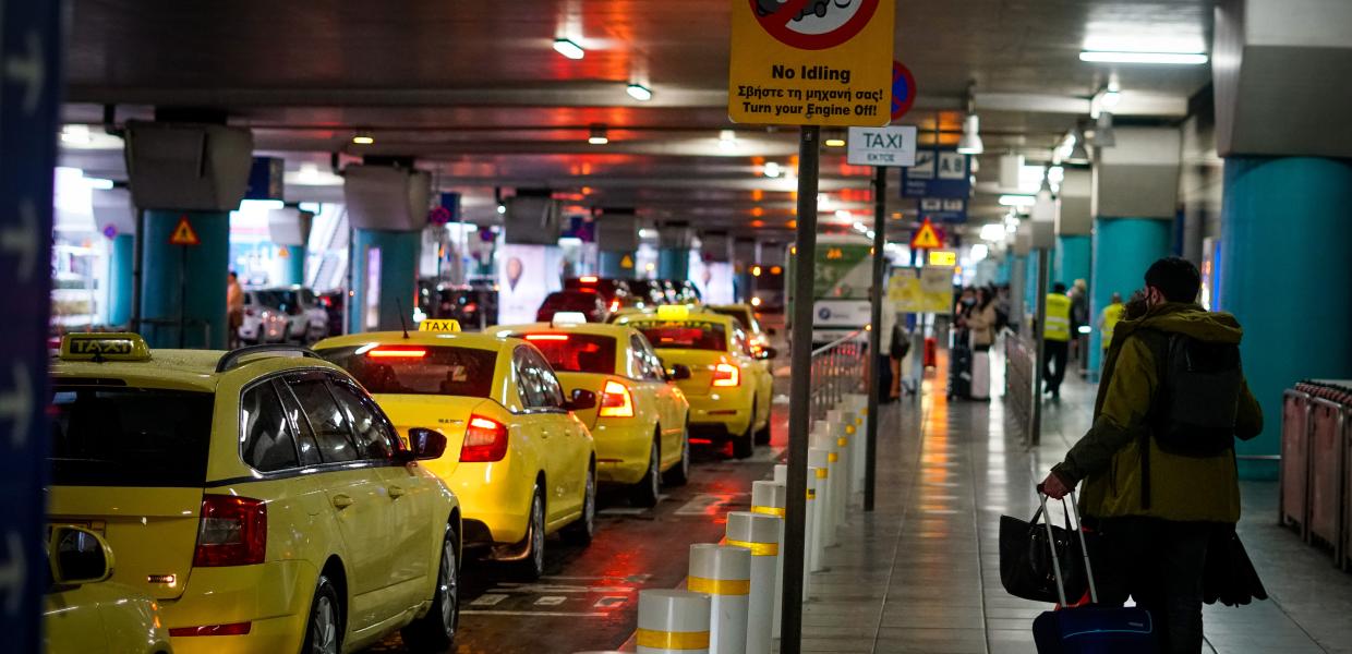 Ταξί έξω από το αεροδρόμιο «Ελευθέρος Βενιζέλος»