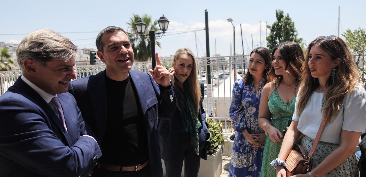 Ο Αλέξης Τσίπρας με φοιτήτριες
