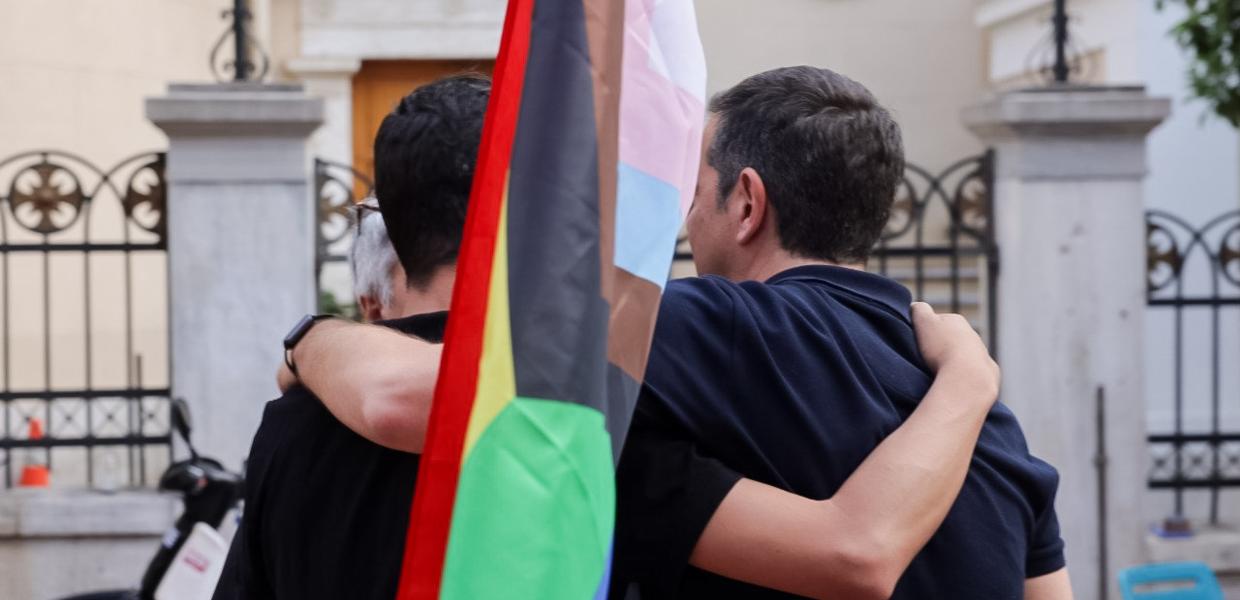 Ο Αλέξης Τσίπρας με μέλος της ΛΟΑΤΚΙ κοινότητας