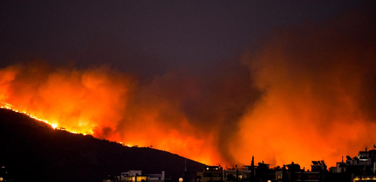 H πυρκαγιά καίει το Ντράφι στην Πεντέλη, 19 Ιουλίου.