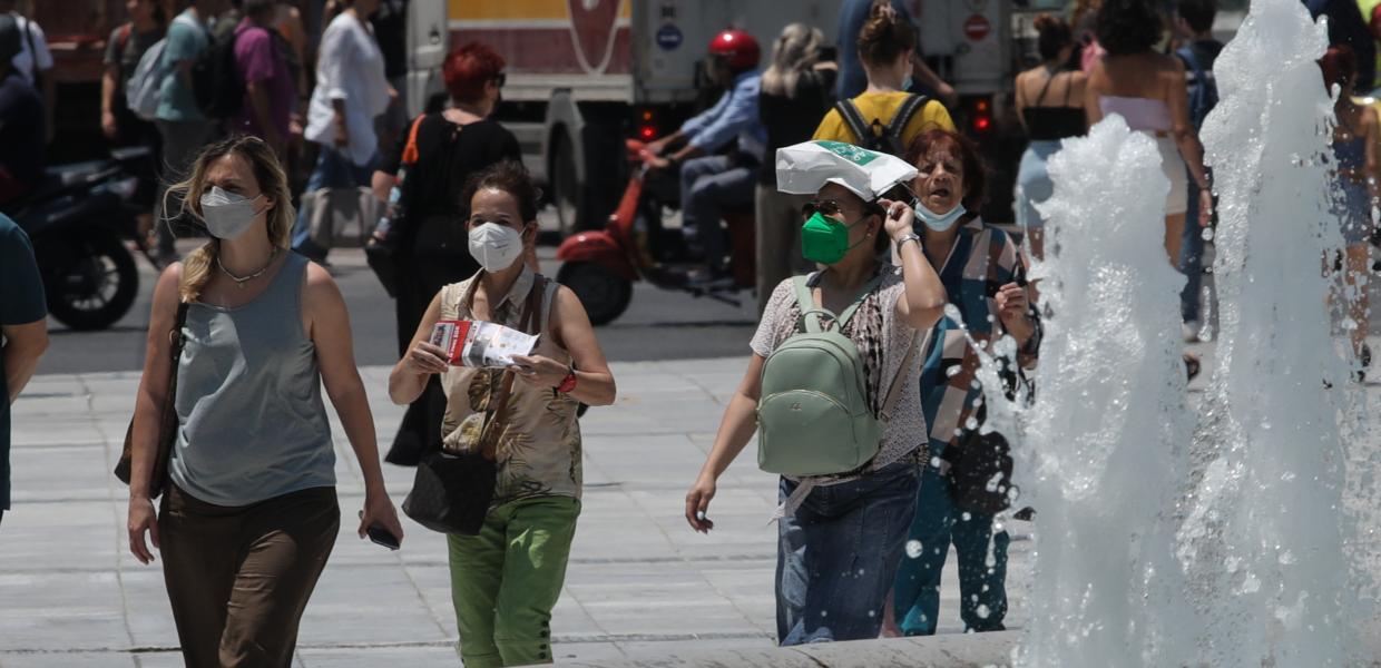 Γυναίκες που φορούν μάσκες στην πλατεία Συντάγματος, Ιούνιος 2022.