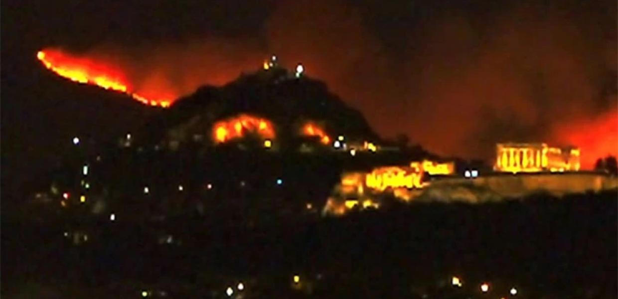 Η Ακρόπολη και από πίσω η φωτιά στην Πεντέλη