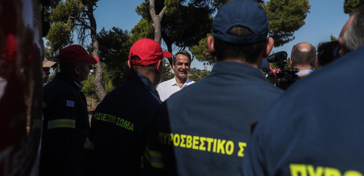 Ο Κυριάκος Μητσοτάκης στα καμένα της Πεντέλης