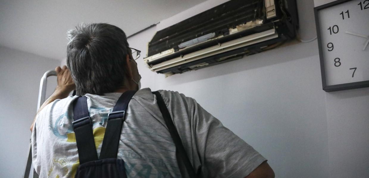 Εργασίες συντήρησης σε κλιματιστικό