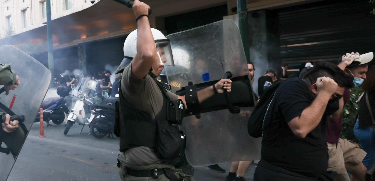 Επίθεση των ΜΑΤ σε διαδηλωτή