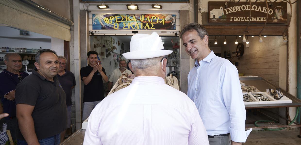 Ο Κυριάκος Μητσοτάκης μιλά με καταστηματάρχη