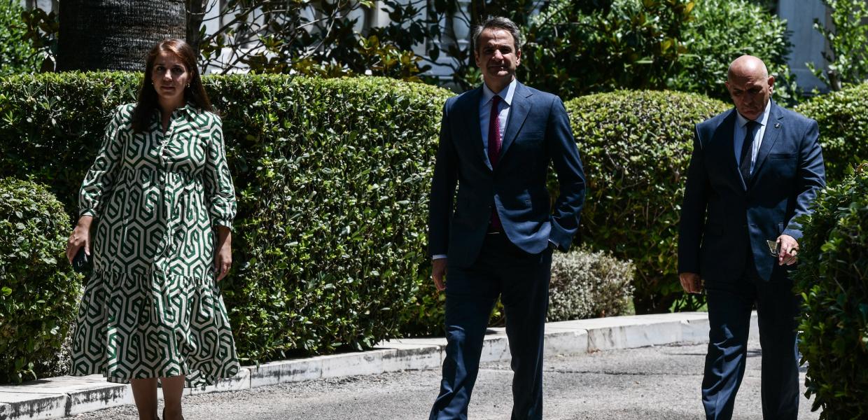 Ο Κυριάκος Μητσοτάκης έξω από το Προεδρικό Μέγαρο