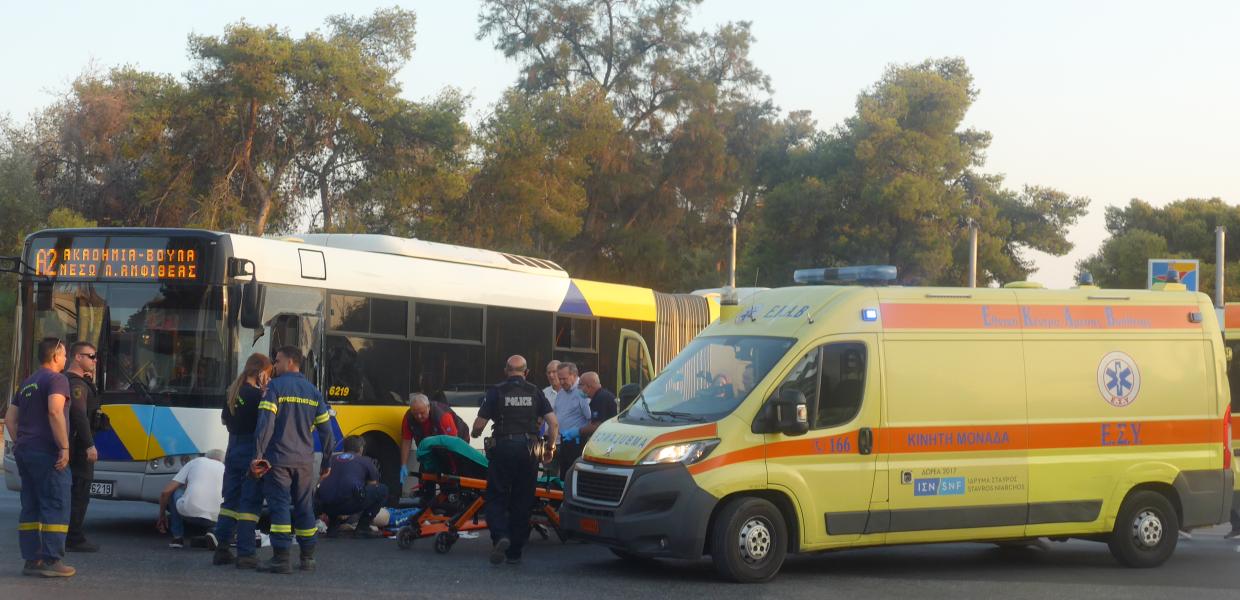 Βούλα σύγκρουση μηχανή λεωφορείο ασθενοφόρο