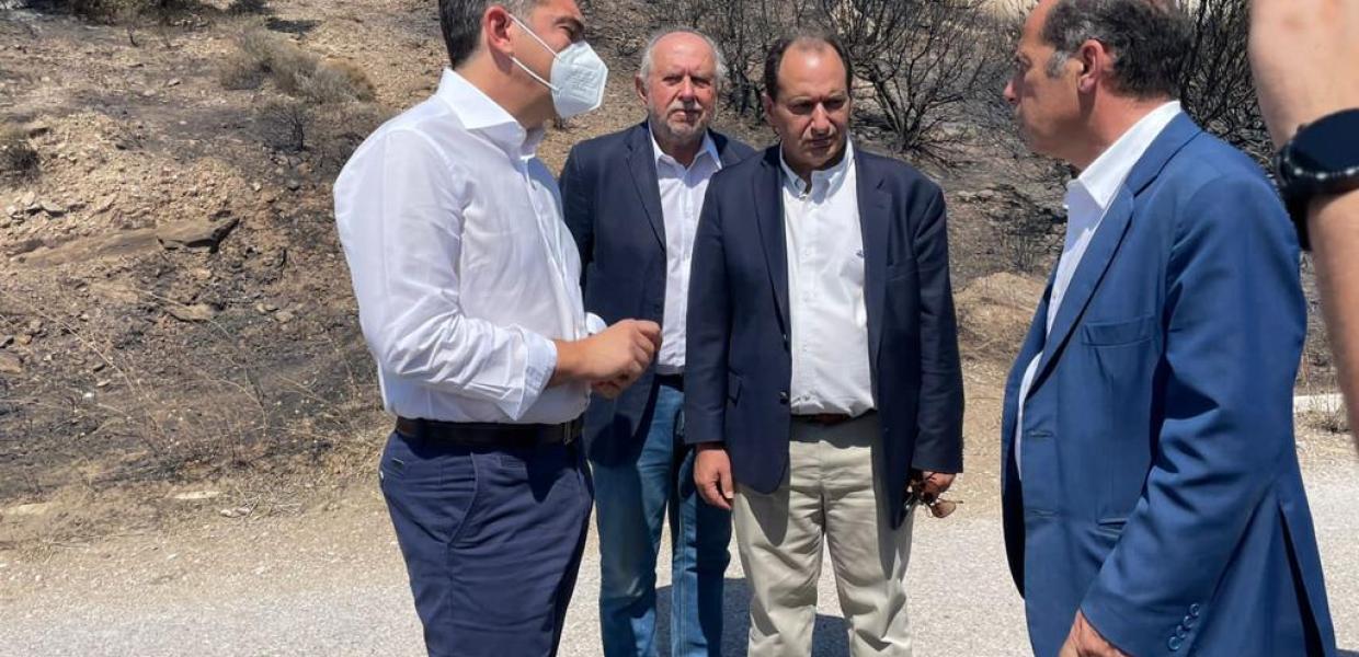 Ο Αλέξης Τσίπρας στις πληγείσες από την πυρκαγιά περιοχές