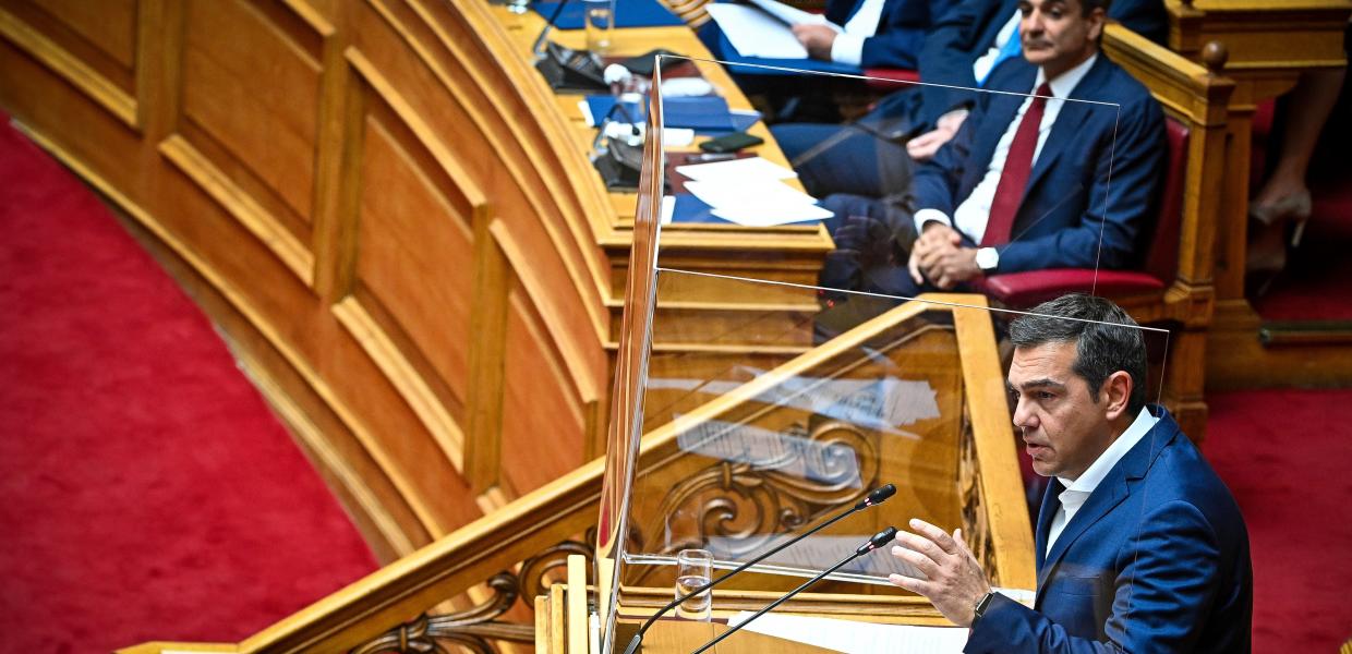 Ο Αλέξης Τσίπρας και ο Κυριάκος Μητσοτάκης στη Βουλή