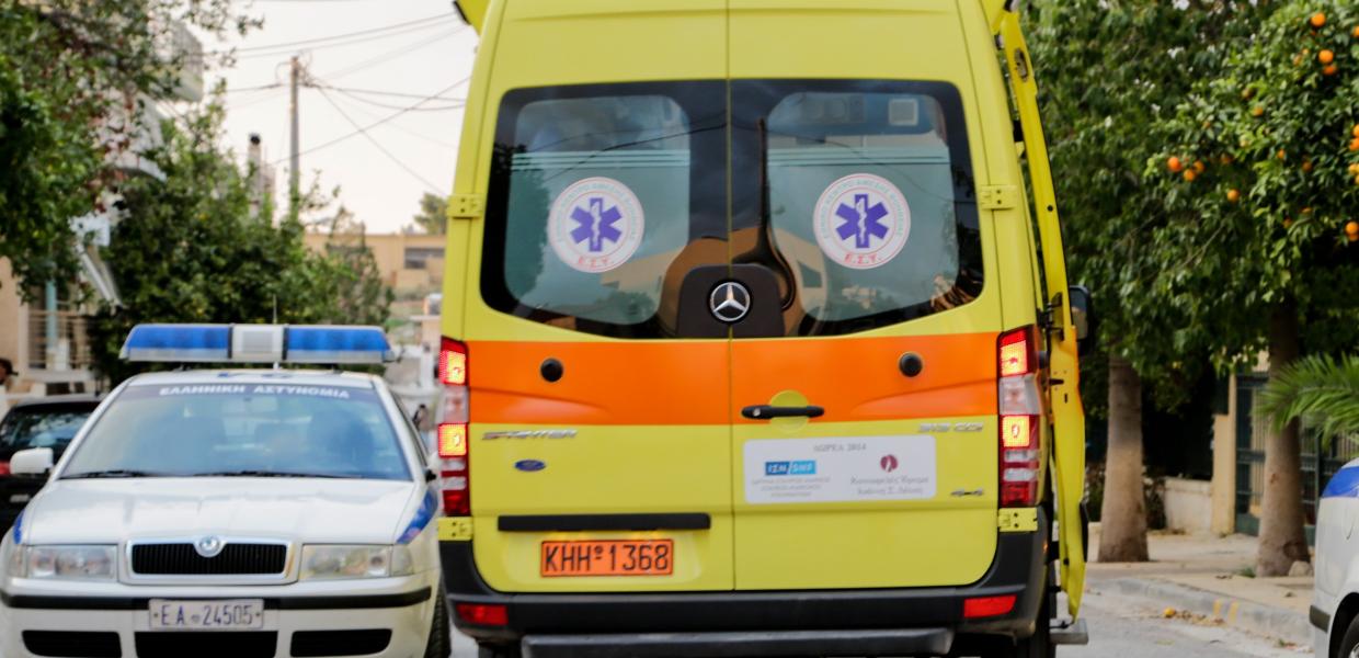 Περιπολικό της αστυνομίας και ασθενοφόρο του ΕΚΑΒ