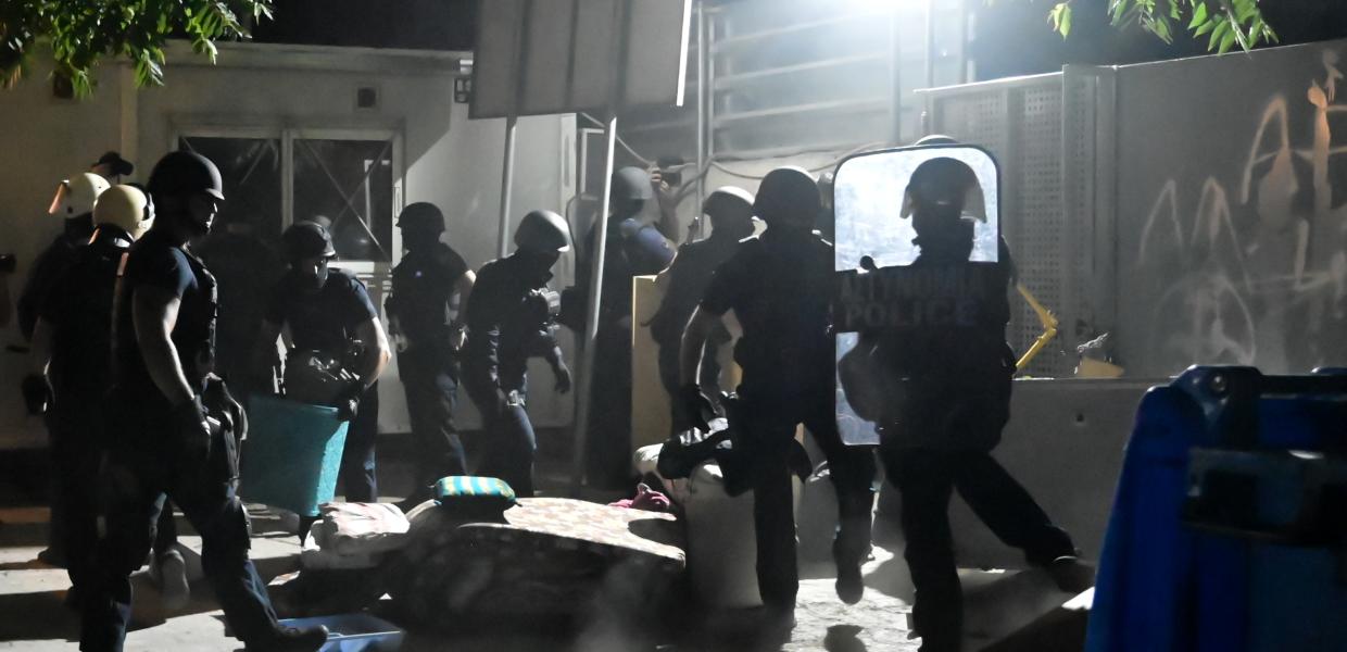 Ελαιώνας πρόσφυγες μετανάστες ΜΑΤ