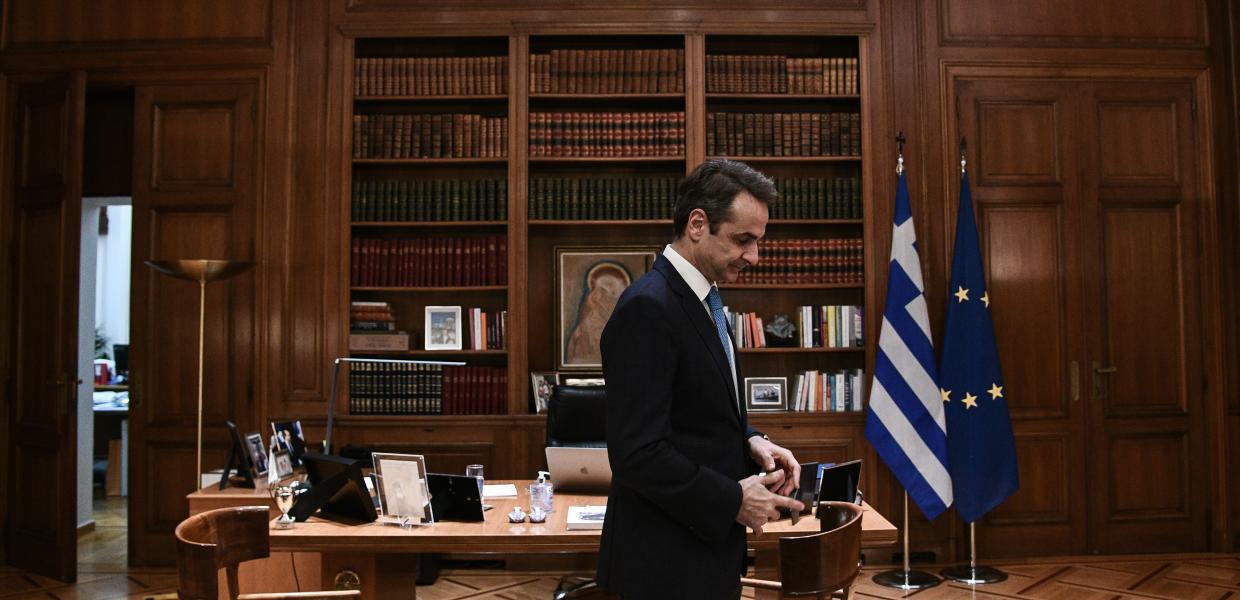 Ο Κυριάκος Μητσοτάκης στο γραφείο του στο Μέγαρο Μαξίμου