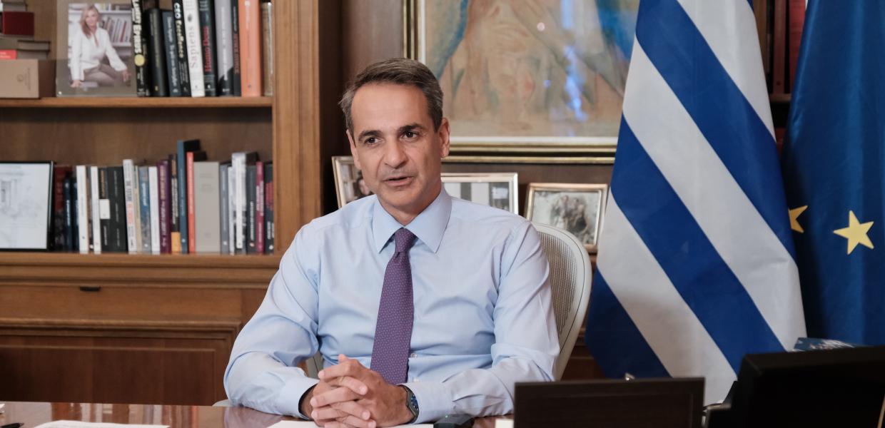Ο Κυριάκος Μητσοτάκης στο γραφείο του στο Μέγαρο Μαξίμου