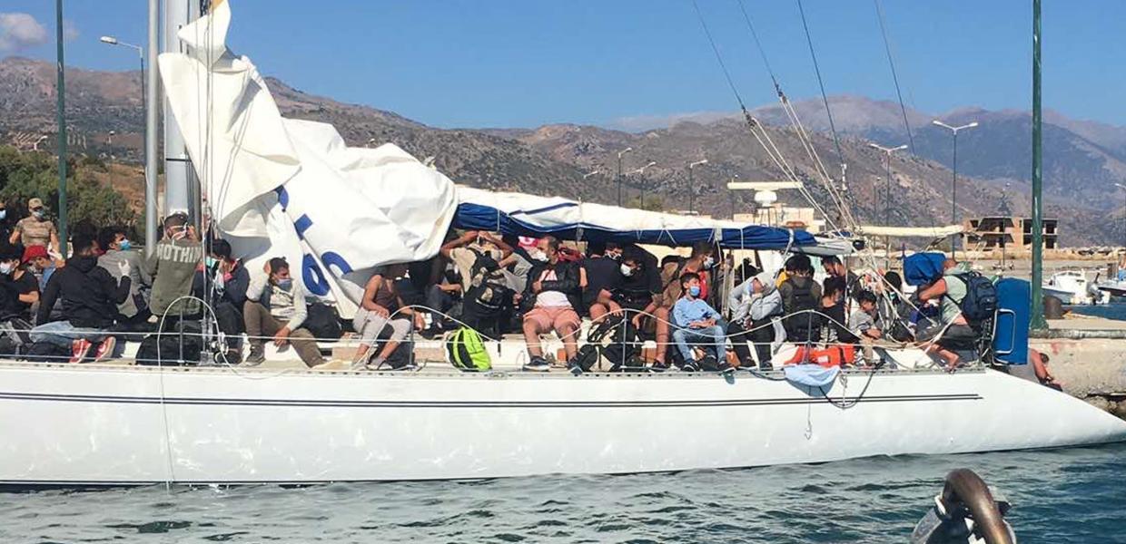 πρόσφυγες μετανάστες ιστιοφόρο