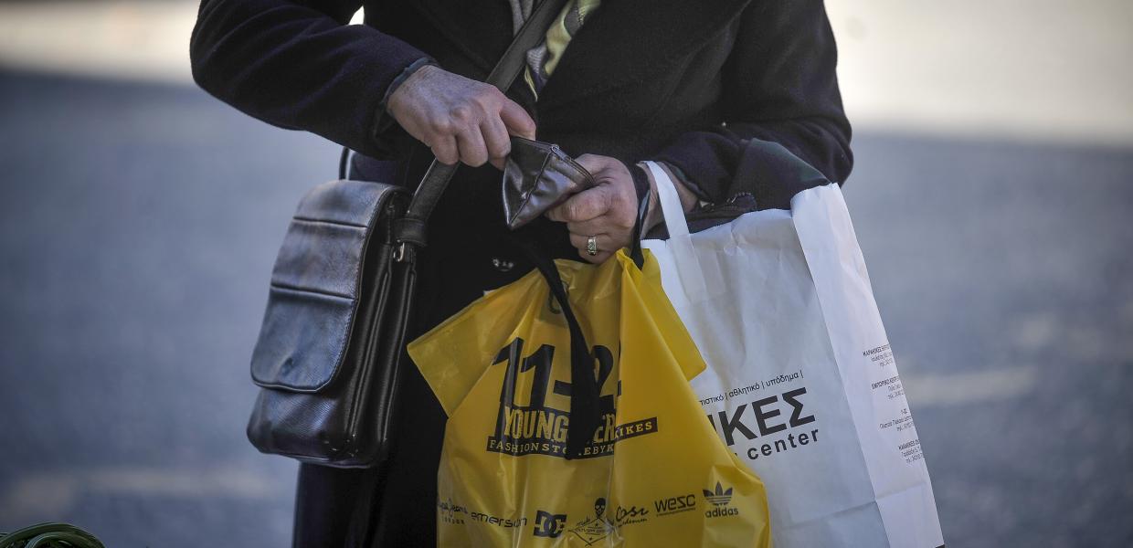 χρήματα λεφτά πορτοφόλι ηλικιωμένος λαϊκή αγορά πάγκος
