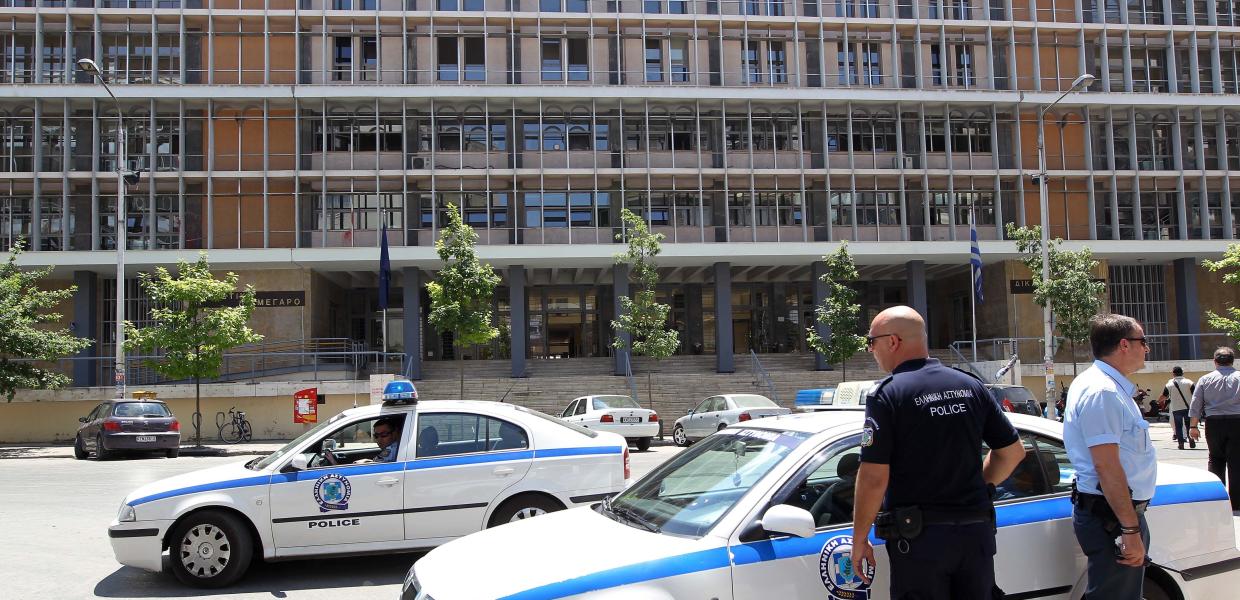Αστυνομικοί έξω από τα δικαστήρια στη Θεσσαλονίκη