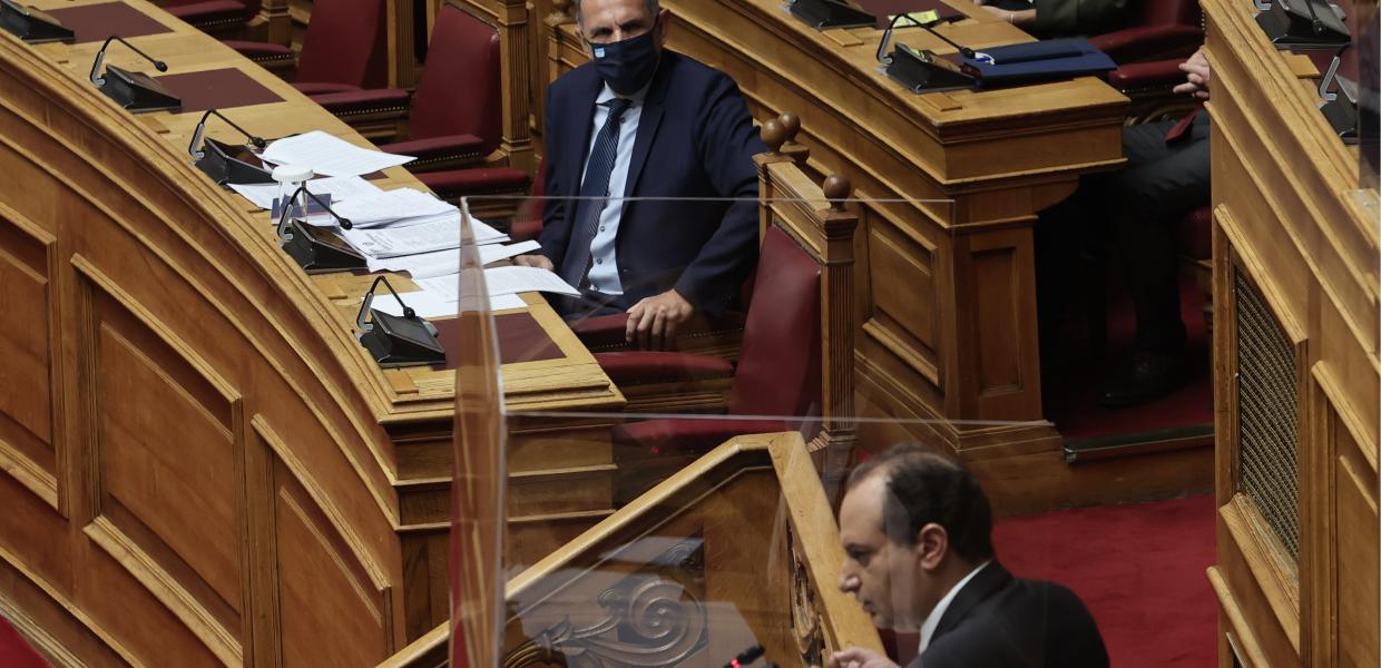Χρήστος Σπίρτζης και Γιώργος Γεραπετρίτης στη Βουλή