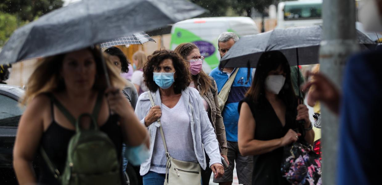 Στιγμιότυπο υπό βροχή από το κέντρο της Αθήνας