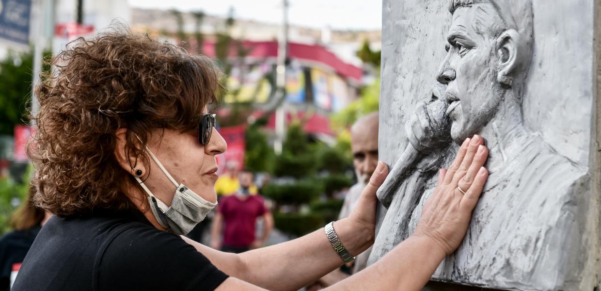 Η Μάγδα Φύσσα στο μνημείο του Παύλου Φύσσα