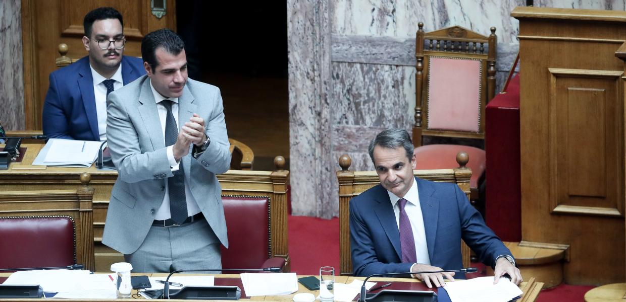 Ο Θάνος Πλεύρης και ο Κυριάκος Μητσοτάκης στη Βουλή