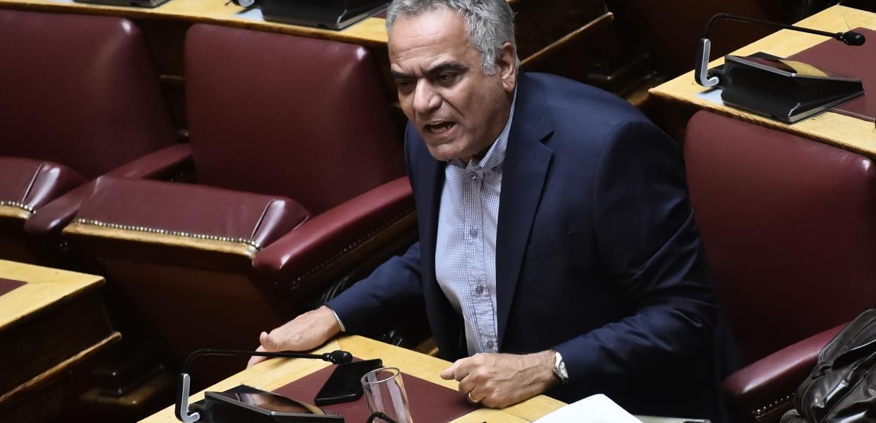 Ο Πάνος Σκουρλέτης στη Βουλή