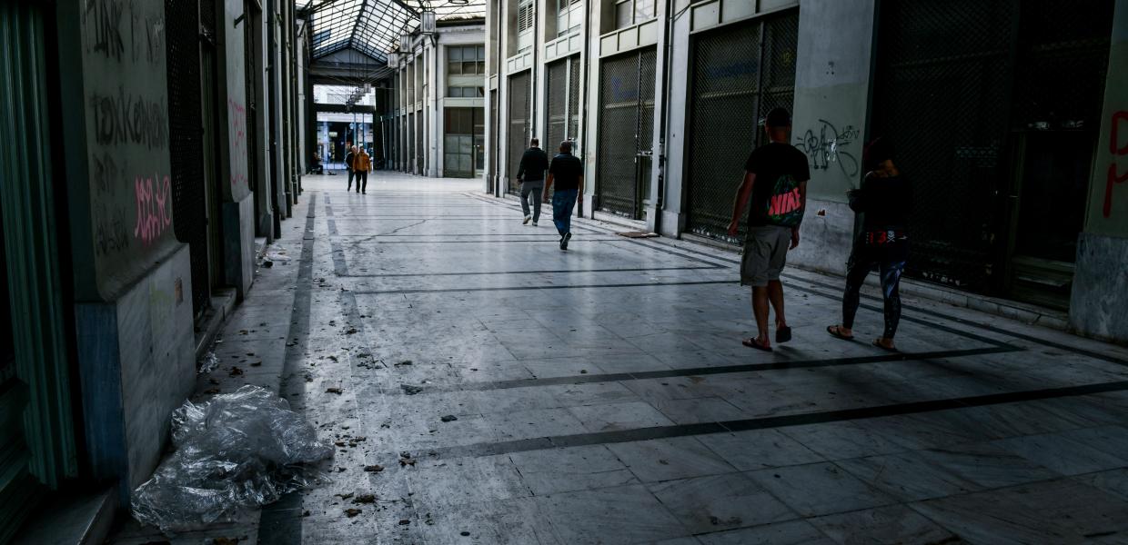 Στοά με κλειστά καταστήματα