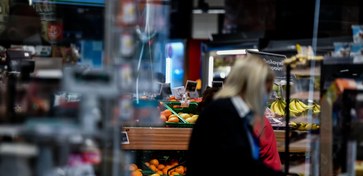 Γυναίκα ψωνίζει προϊόντα σε σούπερ μάρκετ