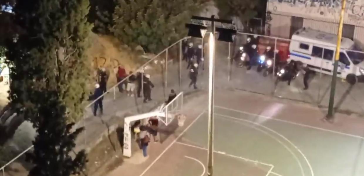 Αστυνομικοί σε γήπεδο στο Λόφο του Στρέφη
