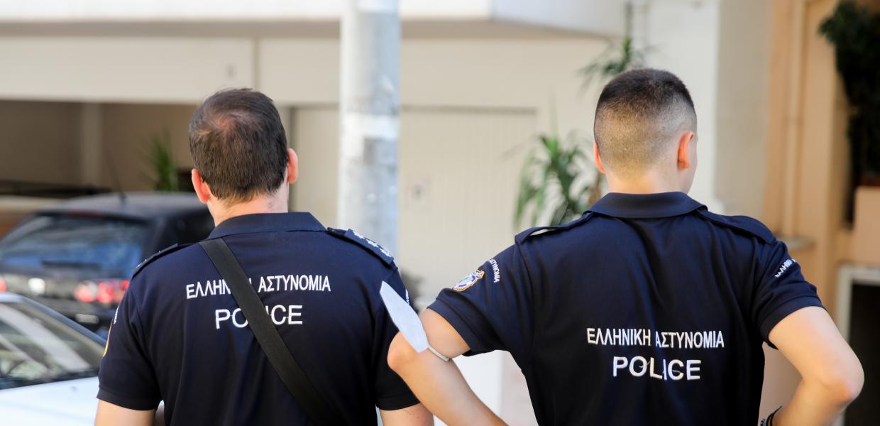 Αστυνομικοί έξω από σπίτι