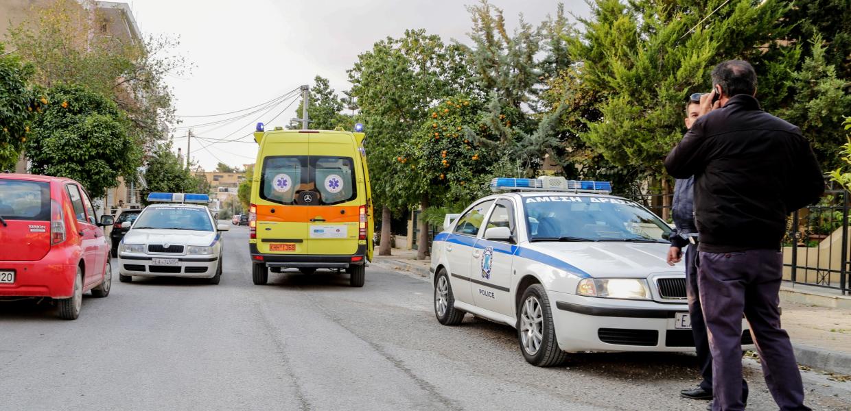 Ασθενοφόρο του ΕΚΑΒ και περιπολικό