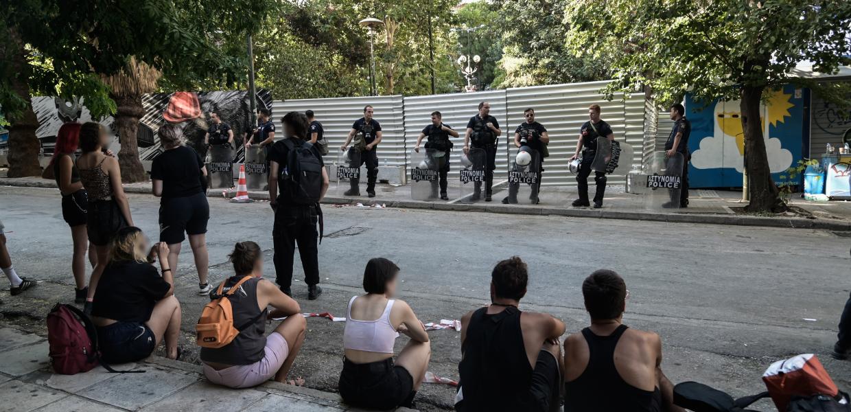Στιγμιότυπο από την πλατεία Εξαρχείων με την παρουσία της αστυνομίας
