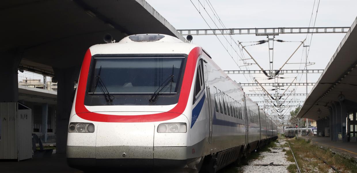 Τρένο της Hellenic Train στον σιδηροδρομικό σταθμό
