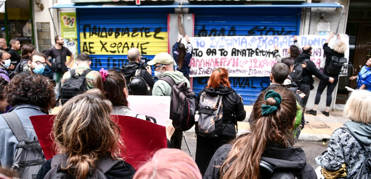 Κόσμος έξω από το κατάστημα του Ηλία Μίχου στον Κολωνό
